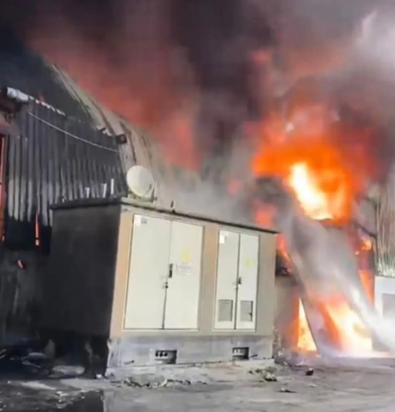 Adana'da geri dönüşüm fabrikasında yangın! Kara dumanlar gökyüzünü kapladı