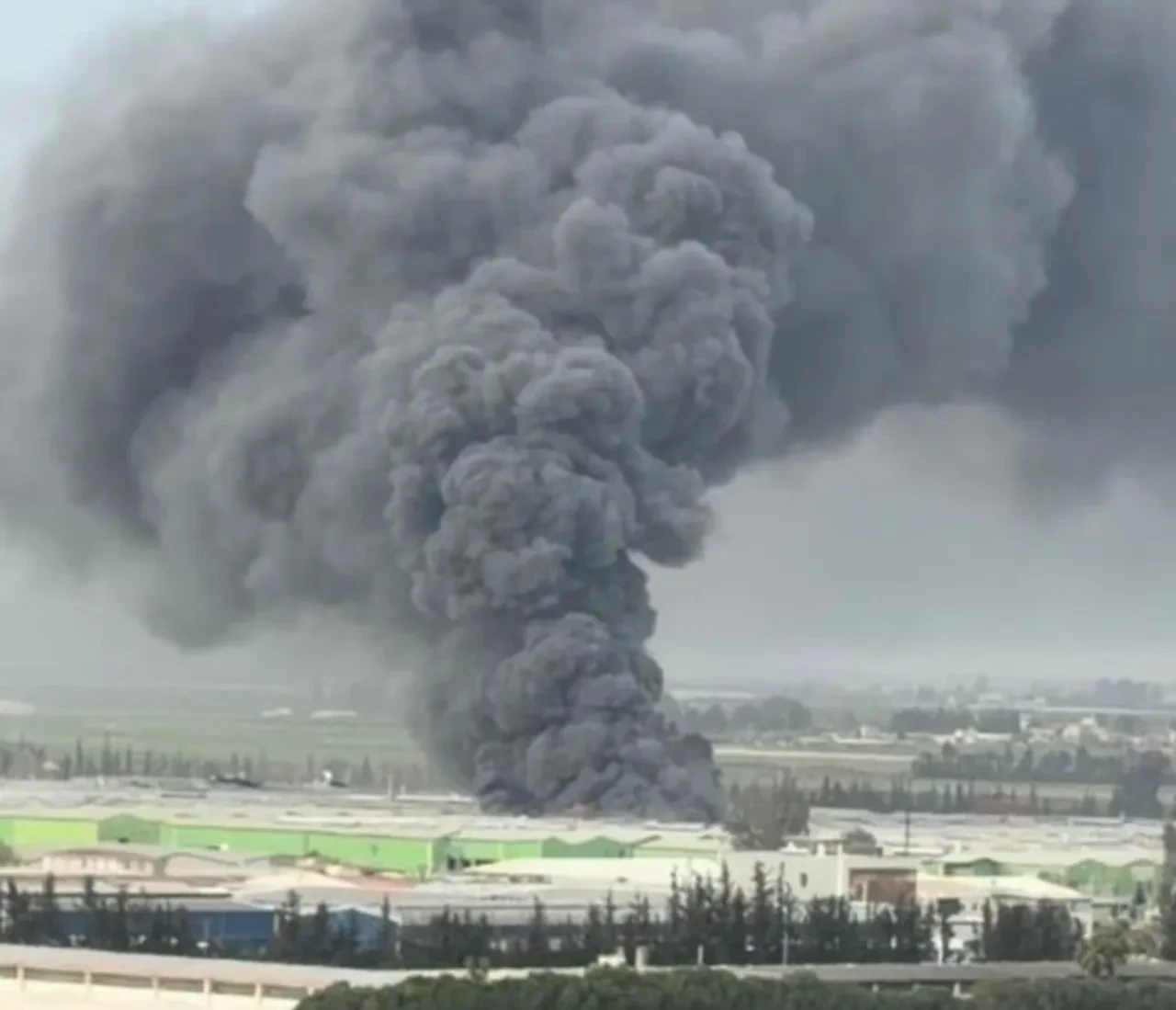 Adana'da geri dönüşüm fabrikasında yangın! Kara dumanlar gökyüzünü kapladı