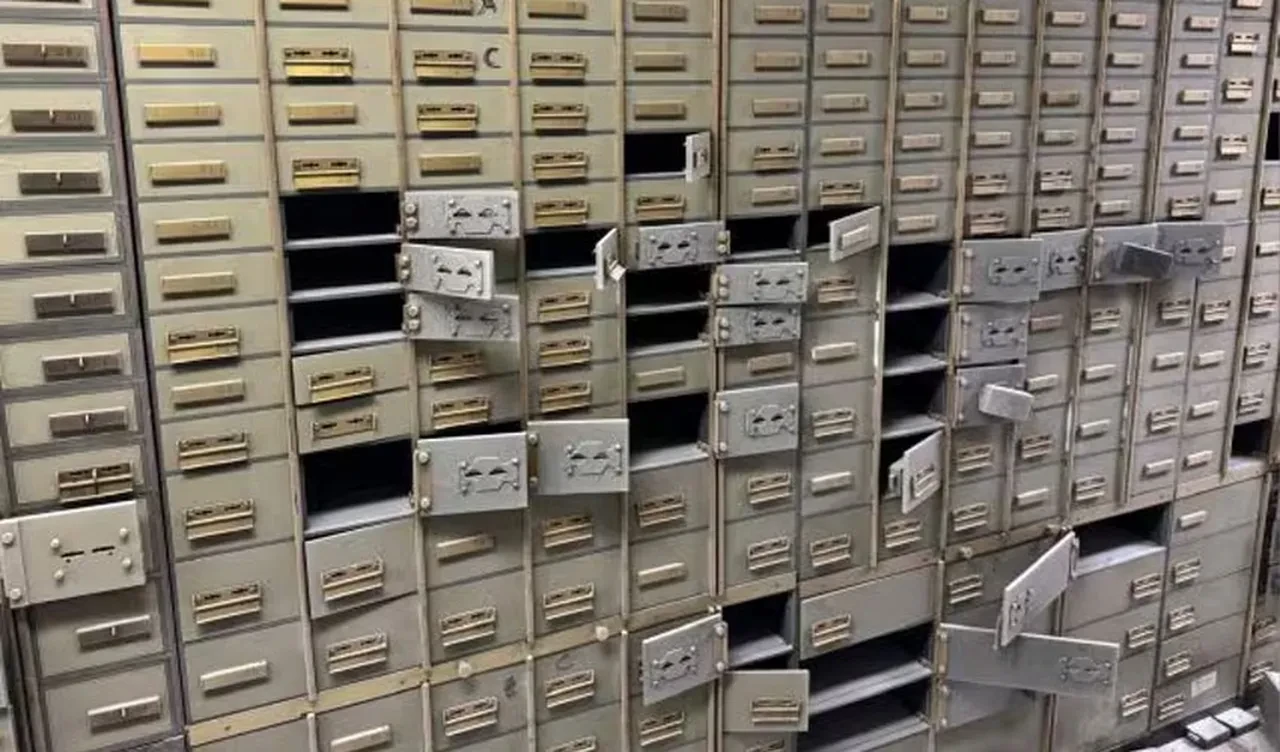 Banka zeminindeki delikten kaçtılar! Film gibi banka soygunu