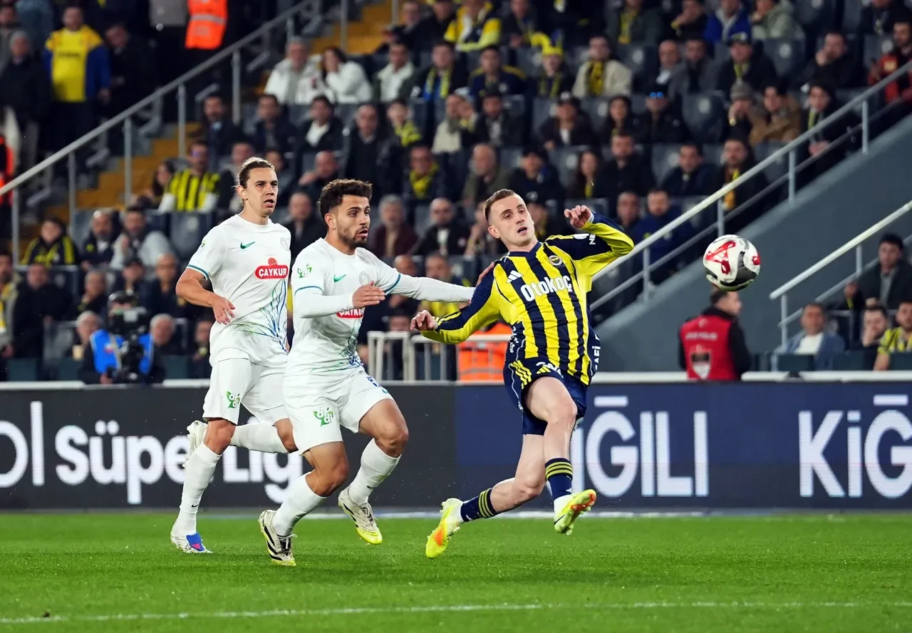 Fenerbahçe şampiyonluk yarışında yara aldı! Sarı-lacivertliler, Çaykur Rizespor ile 2-2 berabere kaldı