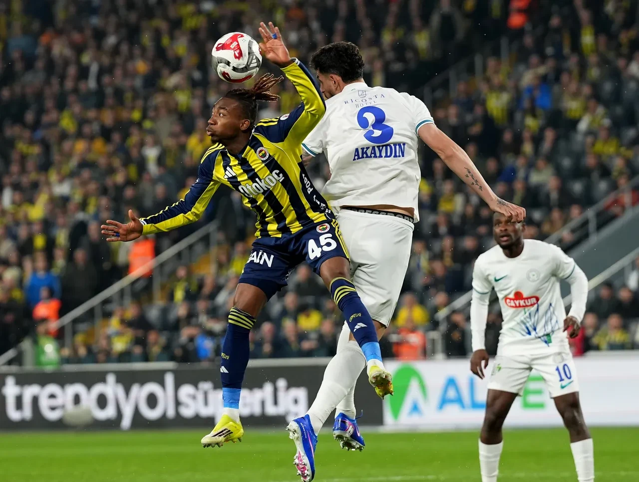 Fenerbahçe şampiyonluk yarışında yara aldı! Sarı-lacivertliler, Çaykur Rizespor ile 2-2 berabere kaldı