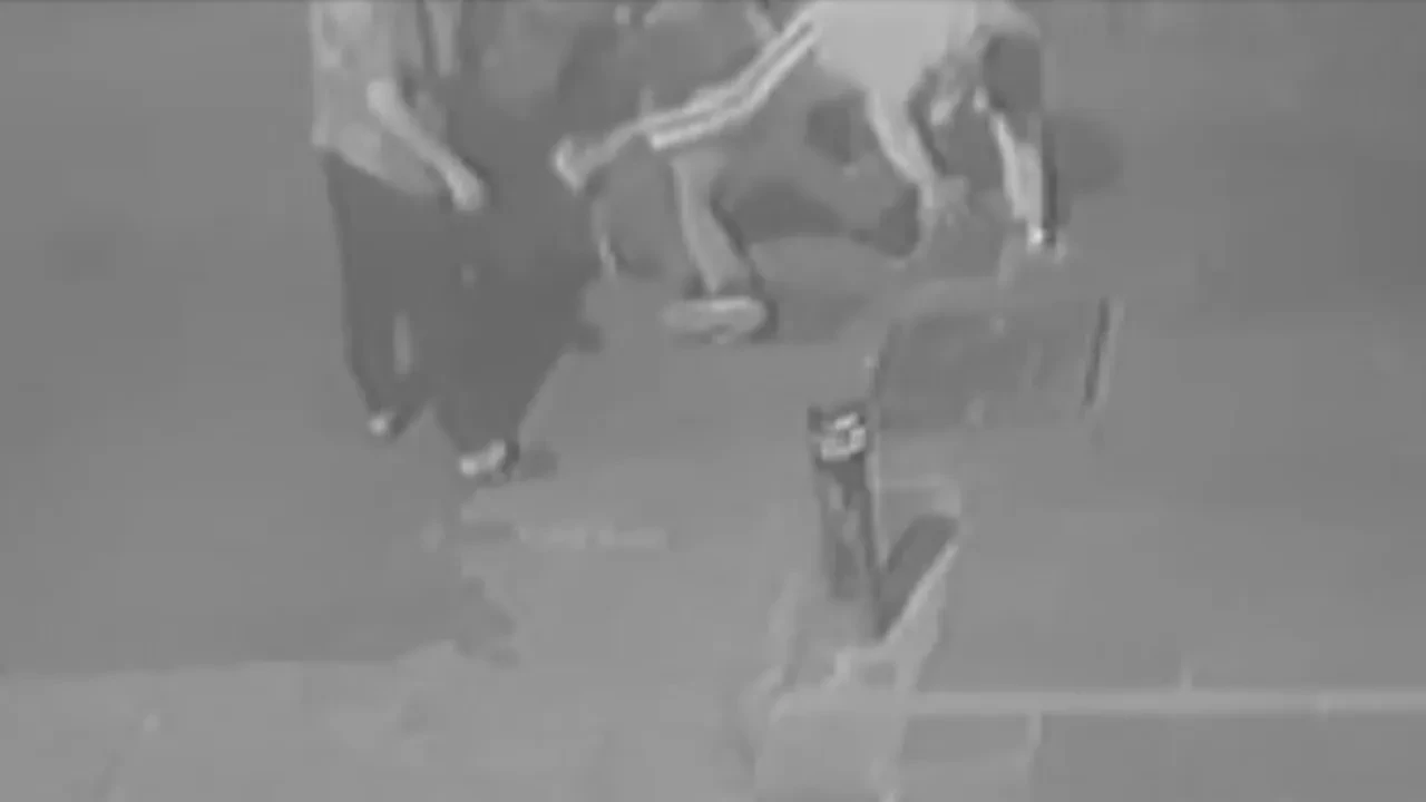 Eksi eşinin yanında birini gördü, dehşet saçtı! Bıçaklı saldırı anı kamerada