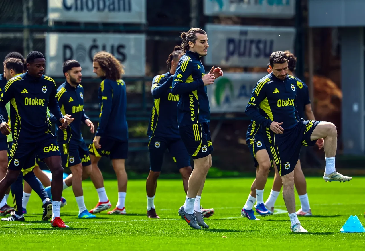 Fenerbahçe Çaykur Rizespor karşısında liderlik için sahaya çıkıyor! 7 oyuncu kart sınırında: İşte Tedesco'nun ilk 11 kararı...