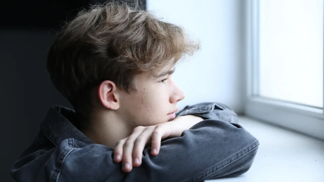 Gençlerde sessiz çığlık! Ergenlikte masum öfke ne zaman tehlikeye dönüşür?