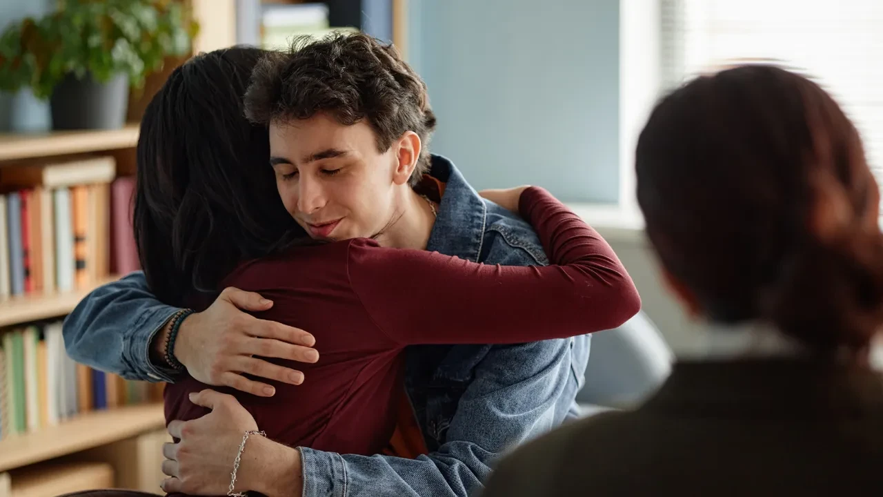 Gençlerde sessiz çığlık! Ergenlikte masum öfke ne zaman tehlikeye dönüşür?