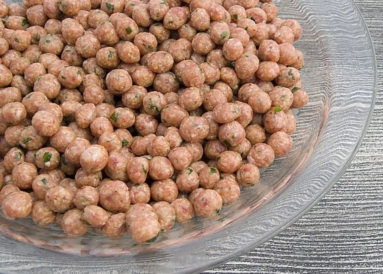 Hamur açma derdi olmadan tembel işi en pratik mantı tarifi! Una bulama yöntemiyle herkes kendi mantısını kendi yapacak