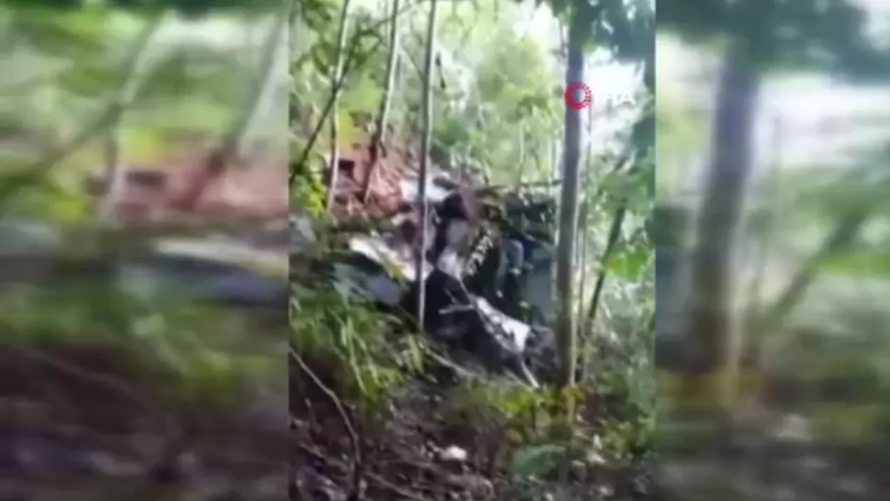Helikopter ormanlık alana düştü: Endonezya'daki kazada 8 ölü