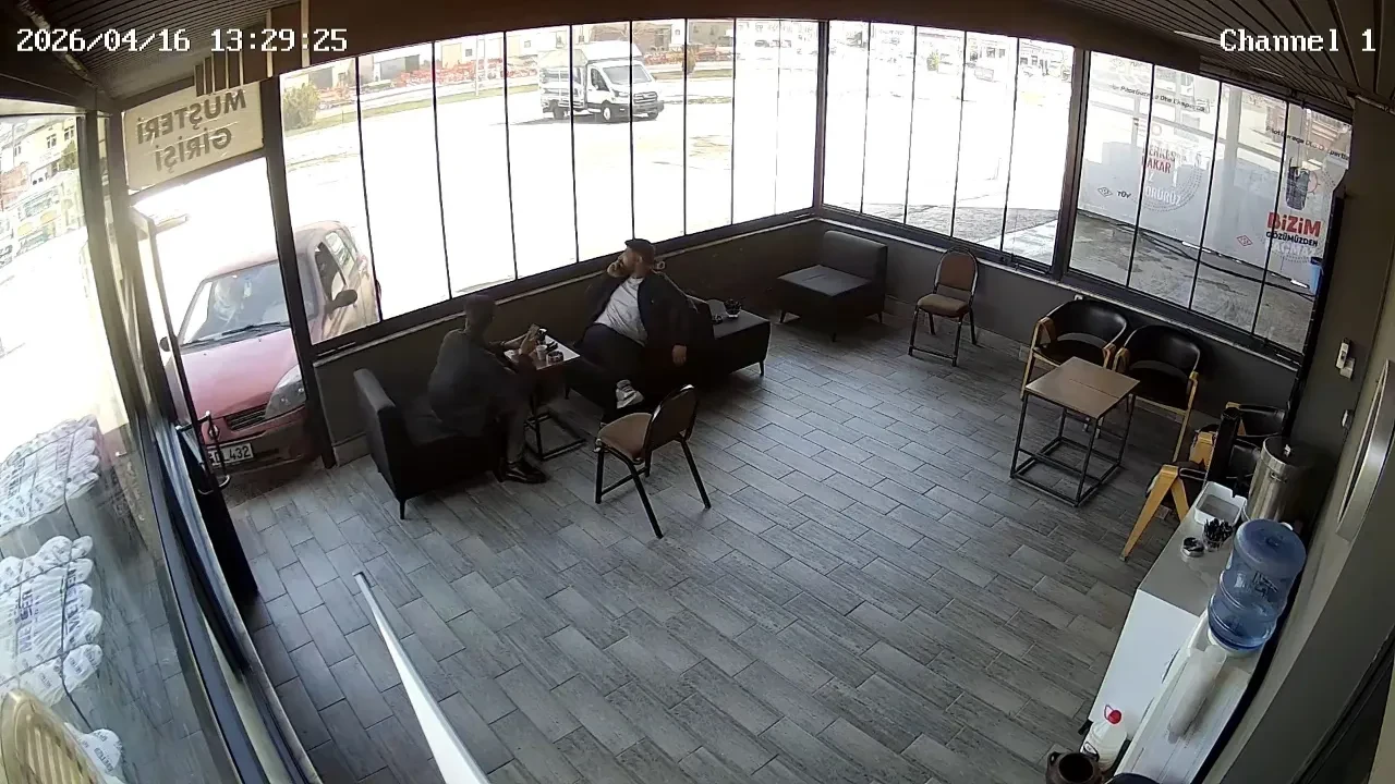 Kimse ne yaptığını anlamadı: Aracıya etrafında dönen sürücü iş yerine çarptı!