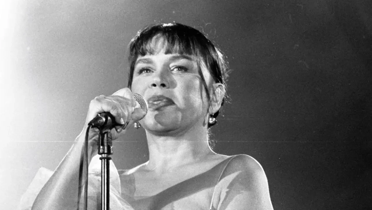 Sezen Aksu geri döndü! "Biz de yeniden başlarız" albümü çıktı 