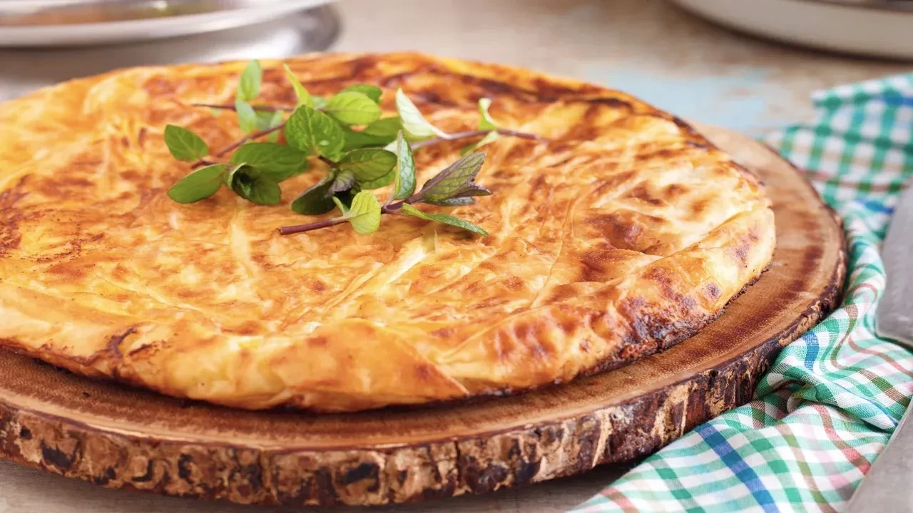 Tavada börek yapımı! Kokusu tüm mahalleyi saracak