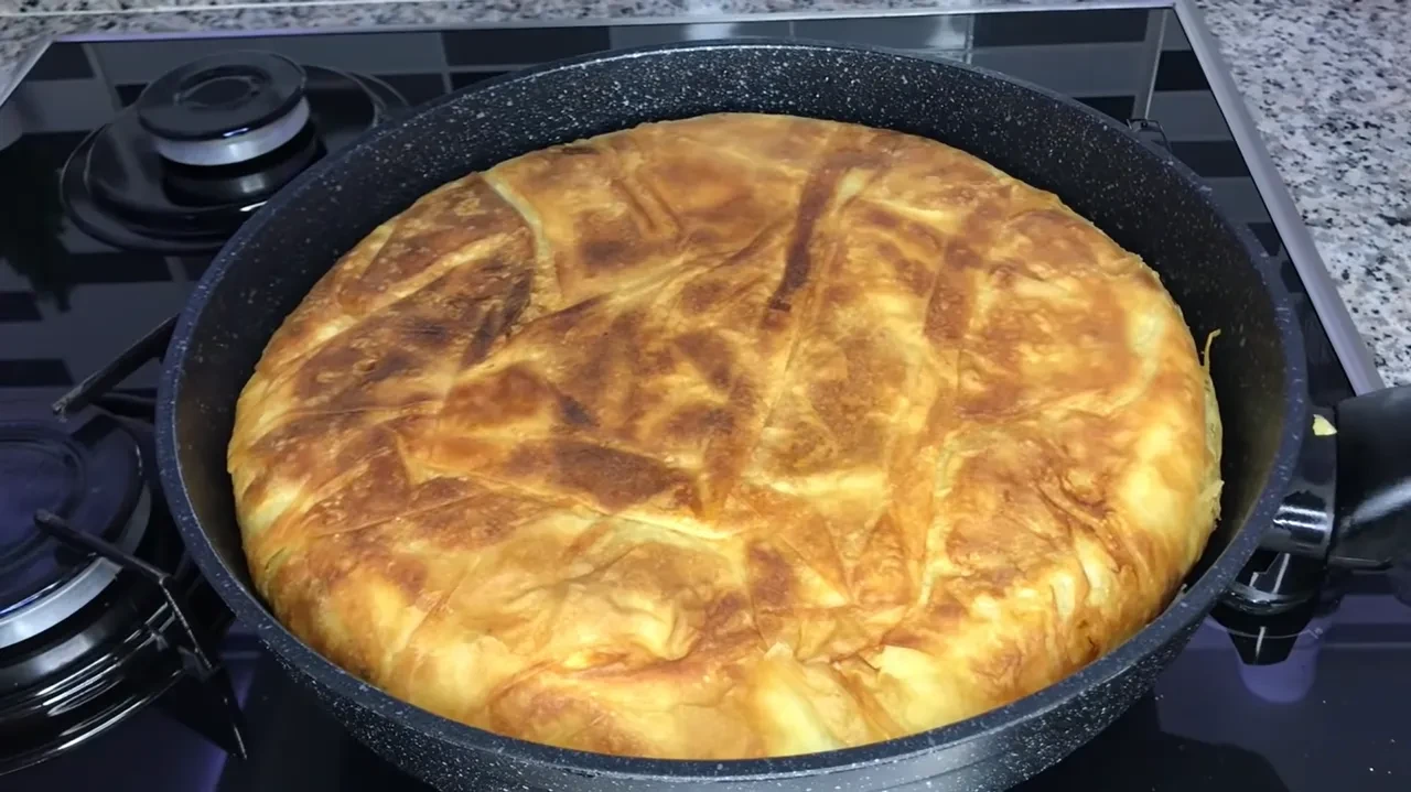 Tavada börek yapımı! Kokusu tüm mahalleyi saracak