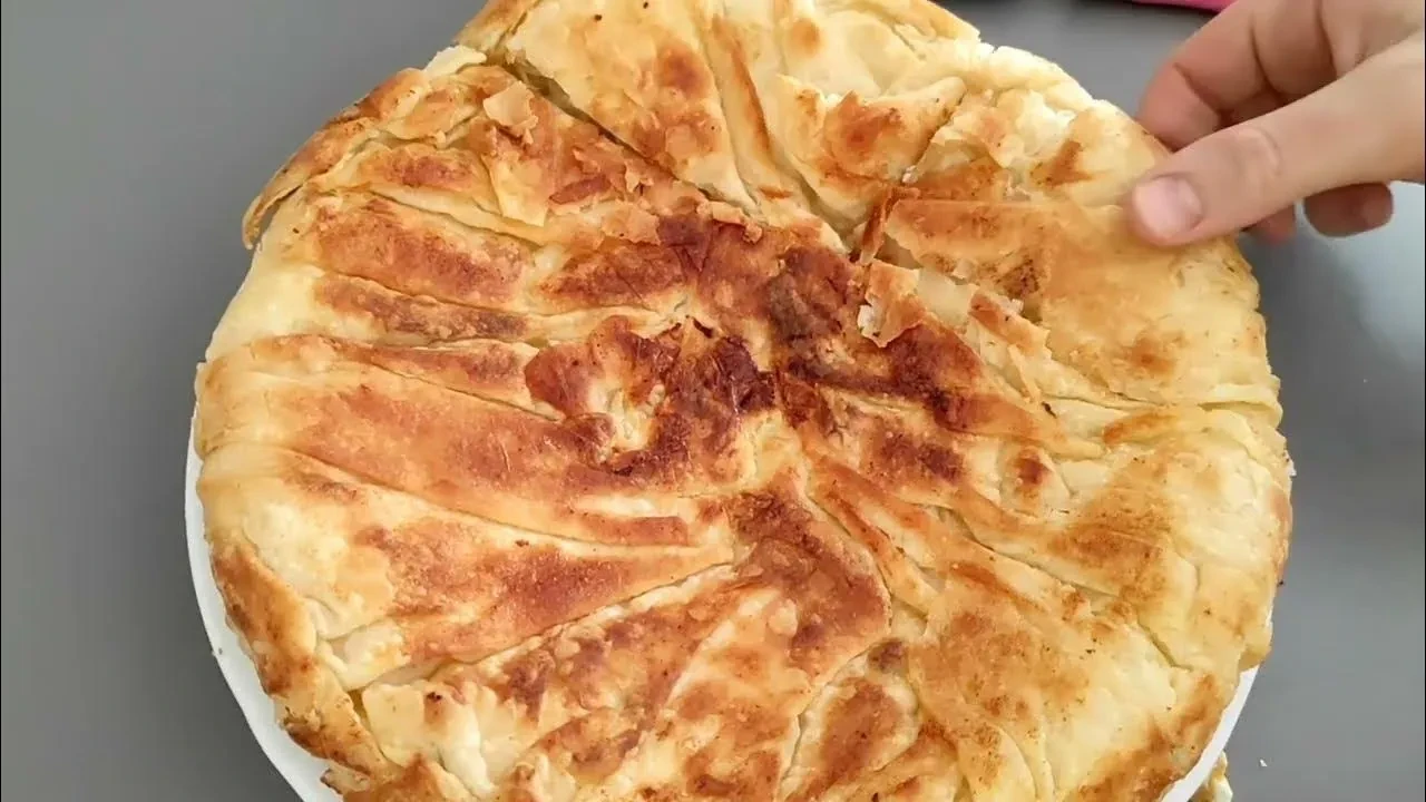 Tavada börek yapımı! Kokusu tüm mahalleyi saracak