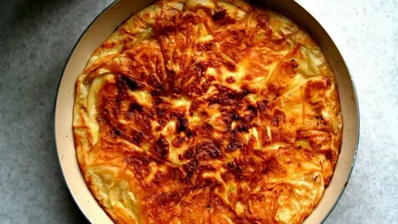 Tavada börek yapımı! Kokusu tüm mahalleyi saracak