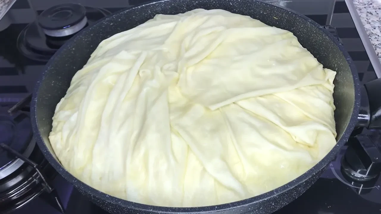 Tavada börek yapımı! Kokusu tüm mahalleyi saracak