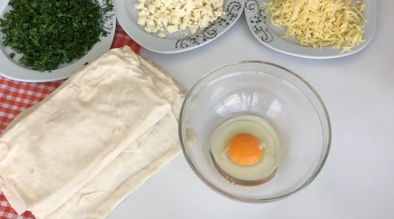 Tavada börek yapımı! Kokusu tüm mahalleyi saracak