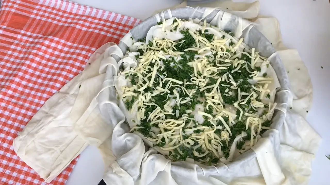 Tavada börek yapımı! Kokusu tüm mahalleyi saracak