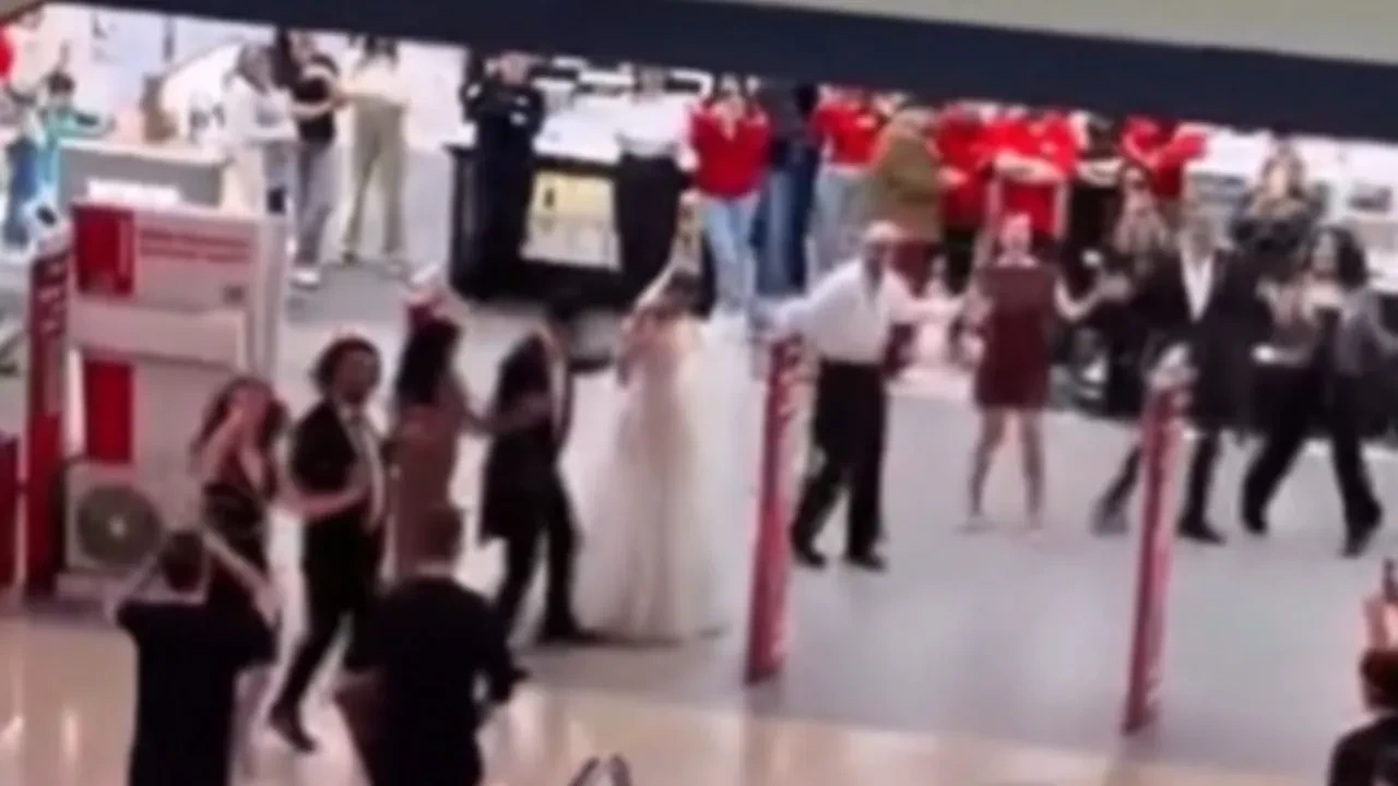 Türkiye acısını yaşarken gelinli damatlı halay çektiler:  AVM'deki görüntülere tepki yağdı