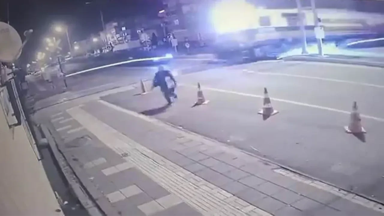 Uyarıyı dinlemedi, hemzemin geçite girdi! Trenle otomobilin çarpıştığı kaza kamerada