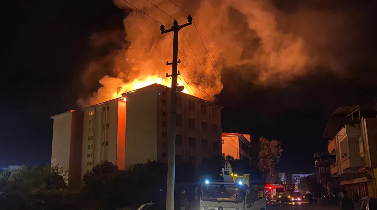 Aydın'da lise yurdu alev alev yandı: Öğrenciler tahliye ediliyor