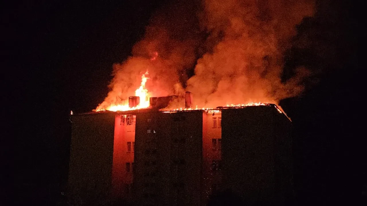 Aydın'da lise yurdu alev alev yandı: Öğrenciler tahliye ediliyor