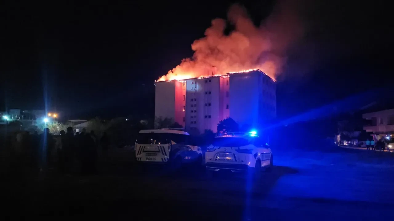 Aydın'da lise yurdu alev alev yandı: Öğrenciler tahliye ediliyor