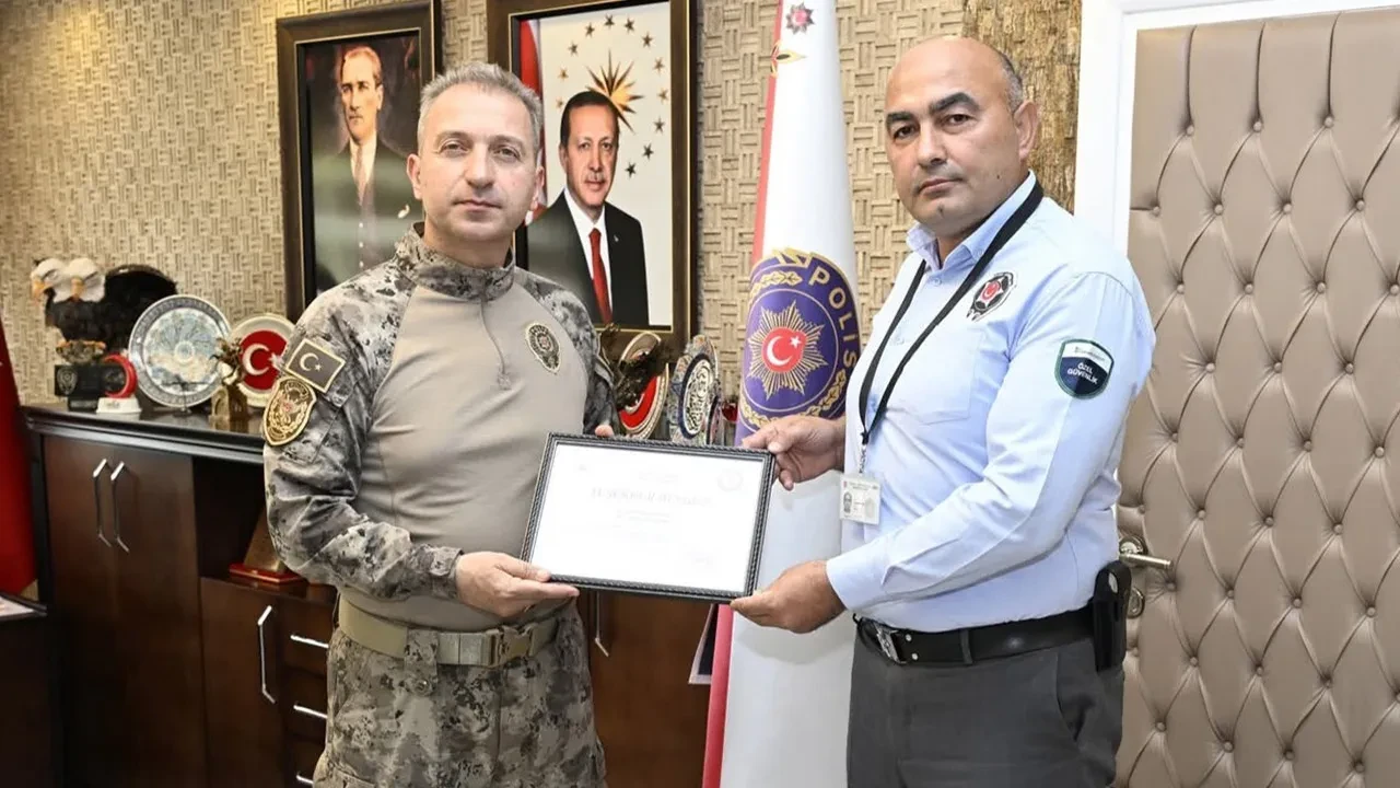 Banka güvenlik görevlisi nitelikli dolandırıcıyı engelledi: Yaşlı kadının 909 bin TL'si kurtarıldı