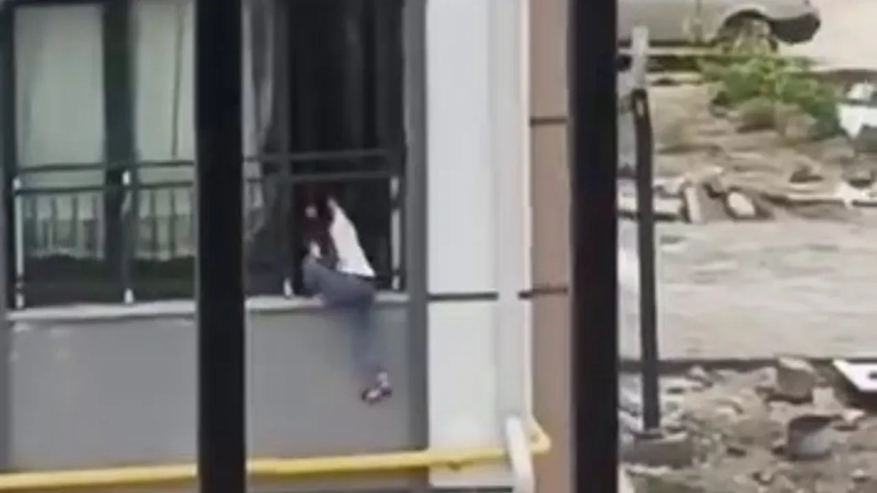 Camdan çıkarak korkulukta gezinen çocuk, yürekleri ağza getirdi