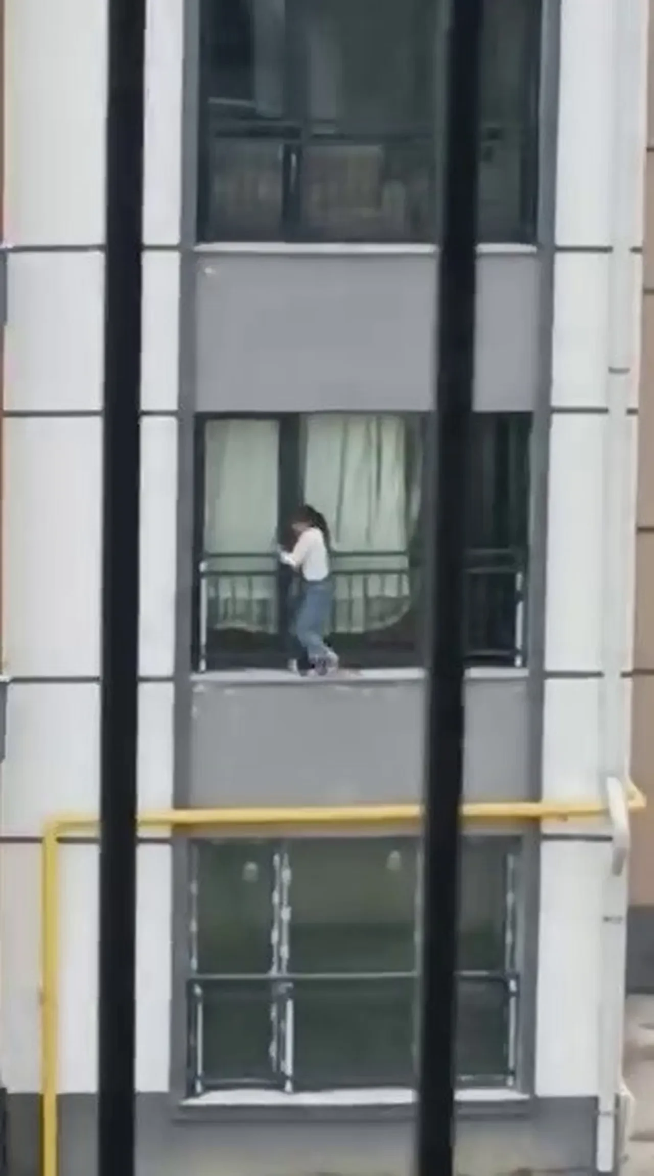 Camdan çıkarak korkulukta gezinen çocuk, yürekleri ağza getirdi