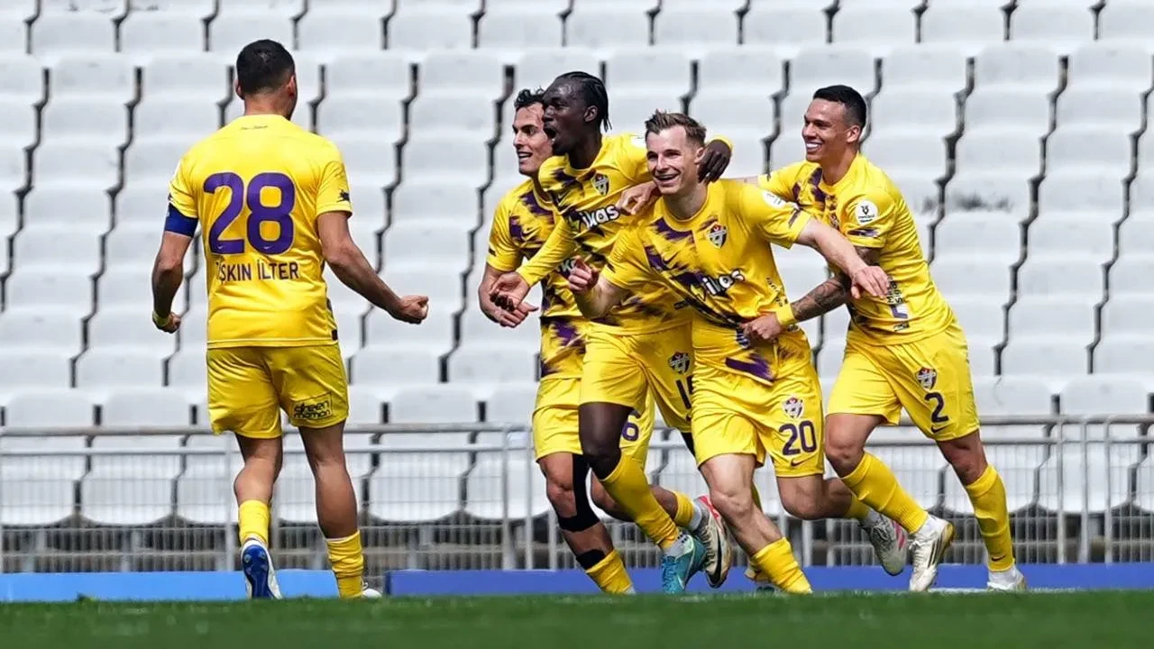 Eyüpspor'dan altın değerinde 3 puan! Fatih Karagümrük'ü 2-1'lik skorla geçtiler