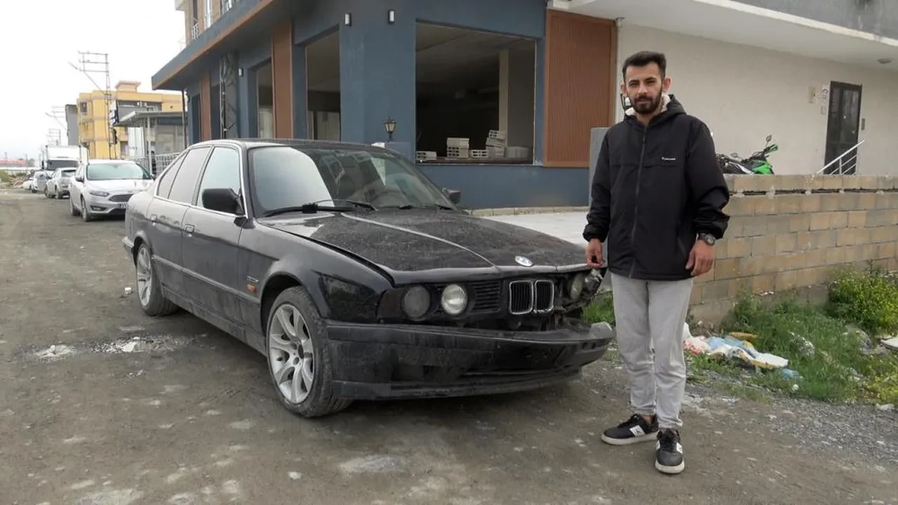 Fırtınanın uçurduğu çatı araçlara zarar verdi: O anlar kamerada