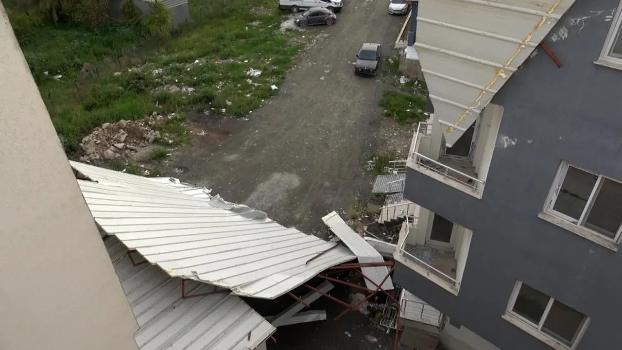 Fırtınanın uçurduğu çatı araçlara zarar verdi: O anlar kamerada