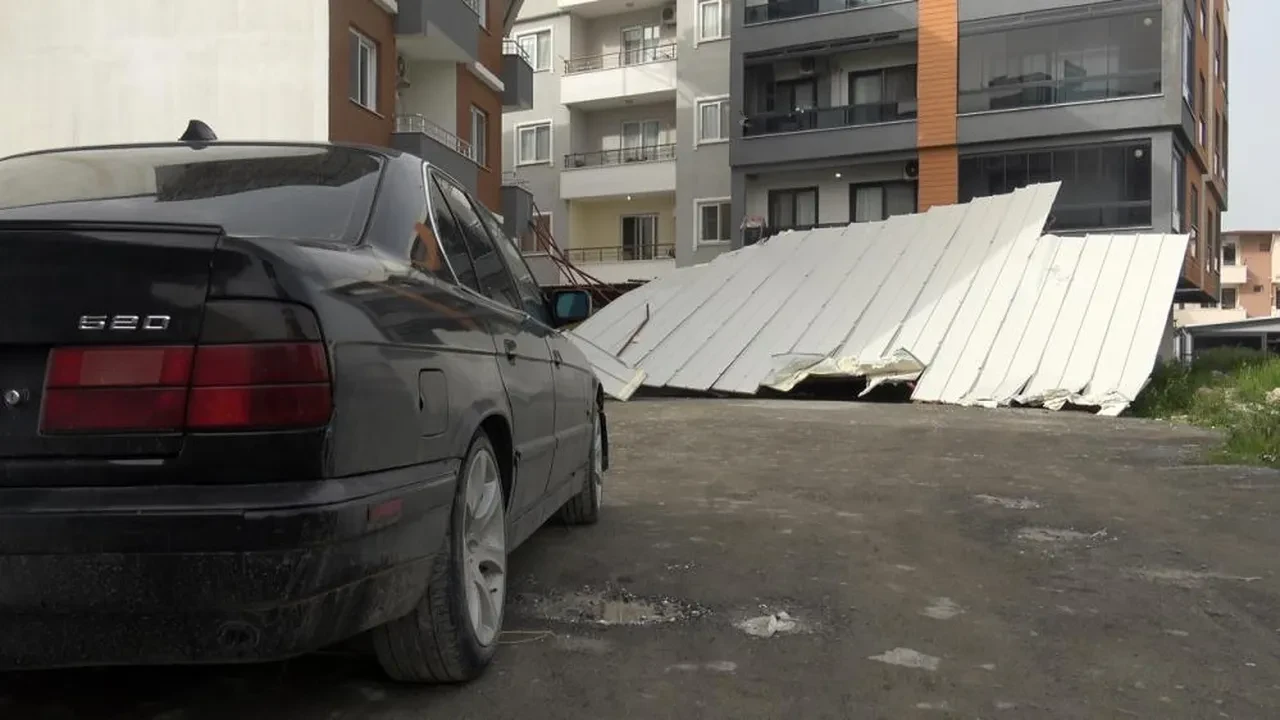 Fırtınanın uçurduğu çatı araçlara zarar verdi: O anlar kamerada