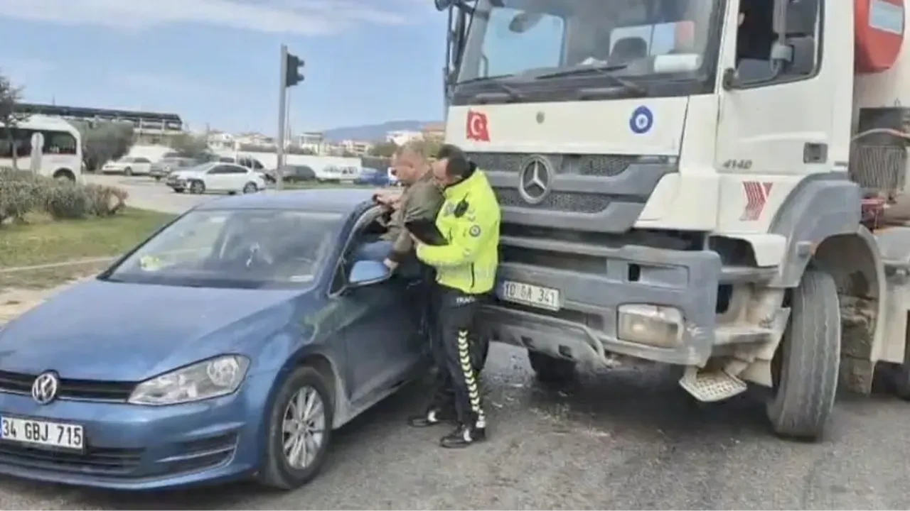 Kaza yapan aracın sürücüsünü polis camdan kurtardı