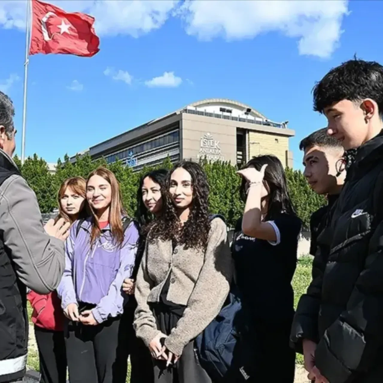 Okul saldırılarının ardından yeni tedbirler devrede: Valilik yasakları açıkladı
