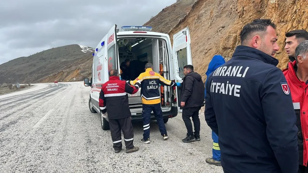 Sivas’ta otomobil takla attı, 3 kişi yaralandı