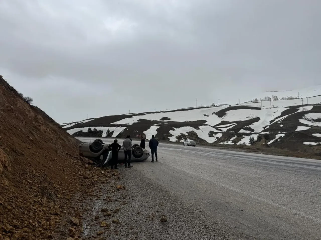 Sivas’ta otomobil takla attı, 3 kişi yaralandı