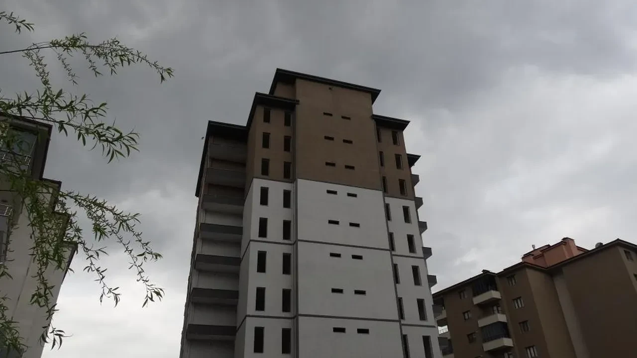 Stajyer öğrenci 25 metreden düşerek hayatını kaybetti, o anlar kameraya yansıdı