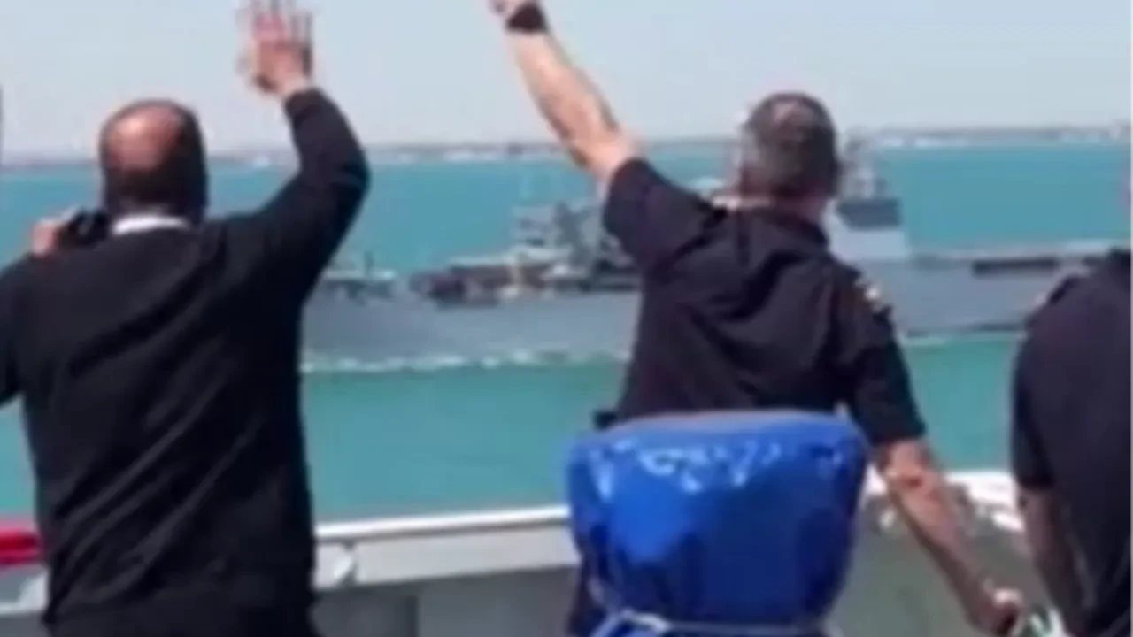 Süveyş'te Türk gemileri karşılaştı: Bayraklı selam kamerada