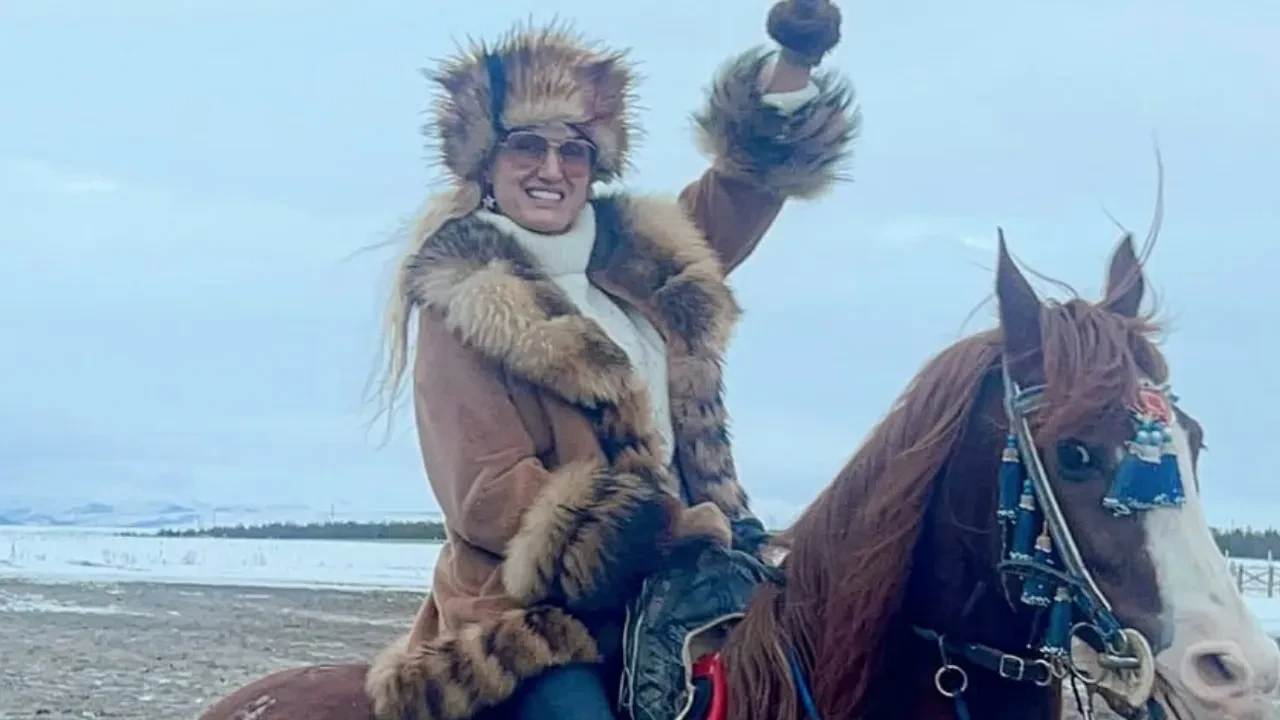 Tuğba Özay’dan çarpıcı iddia: “C31K sokaklara indi subliminal mesajlar yayılıyor!”