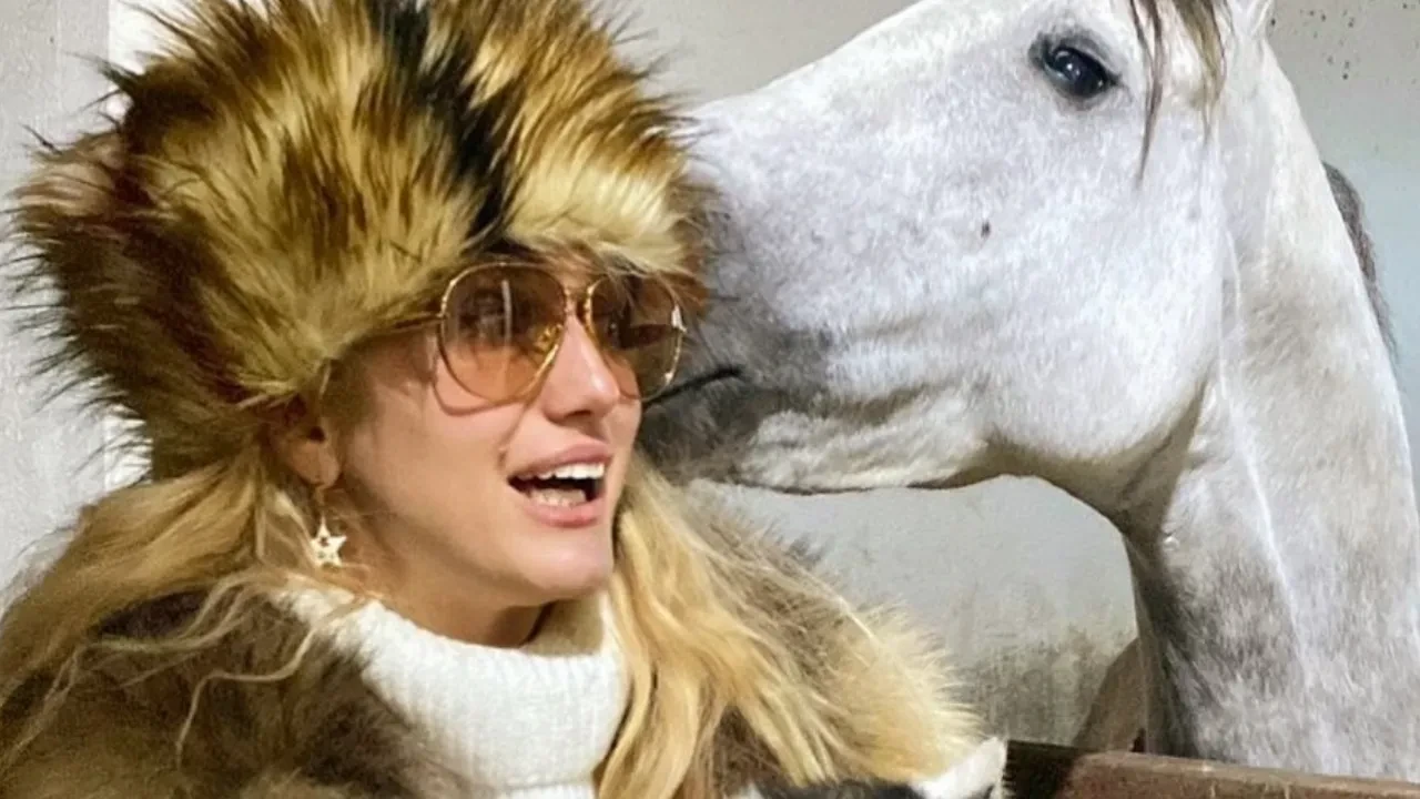 Tuğba Özay’dan çarpıcı iddia: “C31K sokaklara indi subliminal mesajlar yayılıyor!”