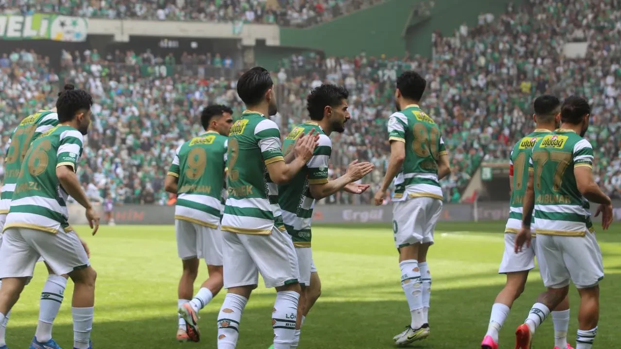 2. Lig'de Bursaspor şampiyon! Yeşil-beyazlılar, Trendyol 1. Lig'e yükseldi