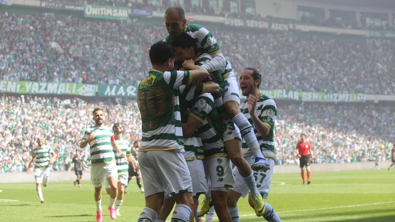 2. Lig'de Bursaspor şampiyon! Yeşil-beyazlılar, Trendyol 1. Lig'e yükseldi