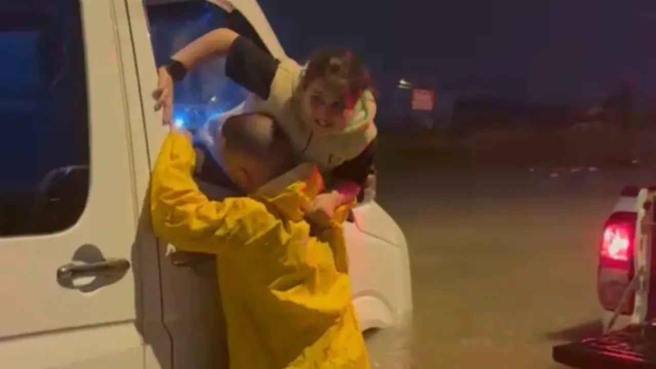 Adana'da yükselen sularda çocuklarla mahsur kaldılar: Kurtarma anları kamerada