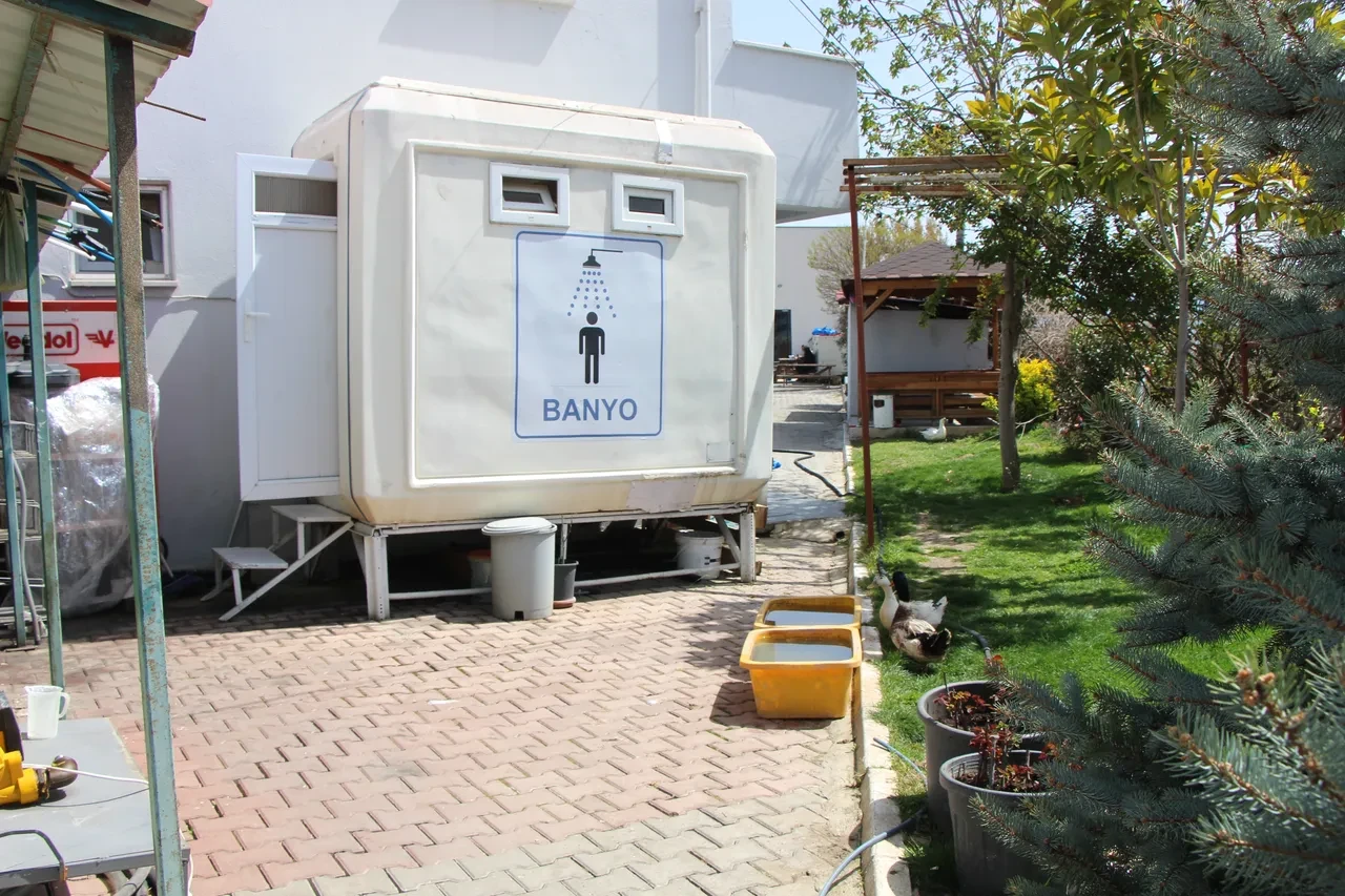 Akaryakıt istasyonunda ücretsiz sıcak duş! Yazıyı gören şaşırıp kalıyor 