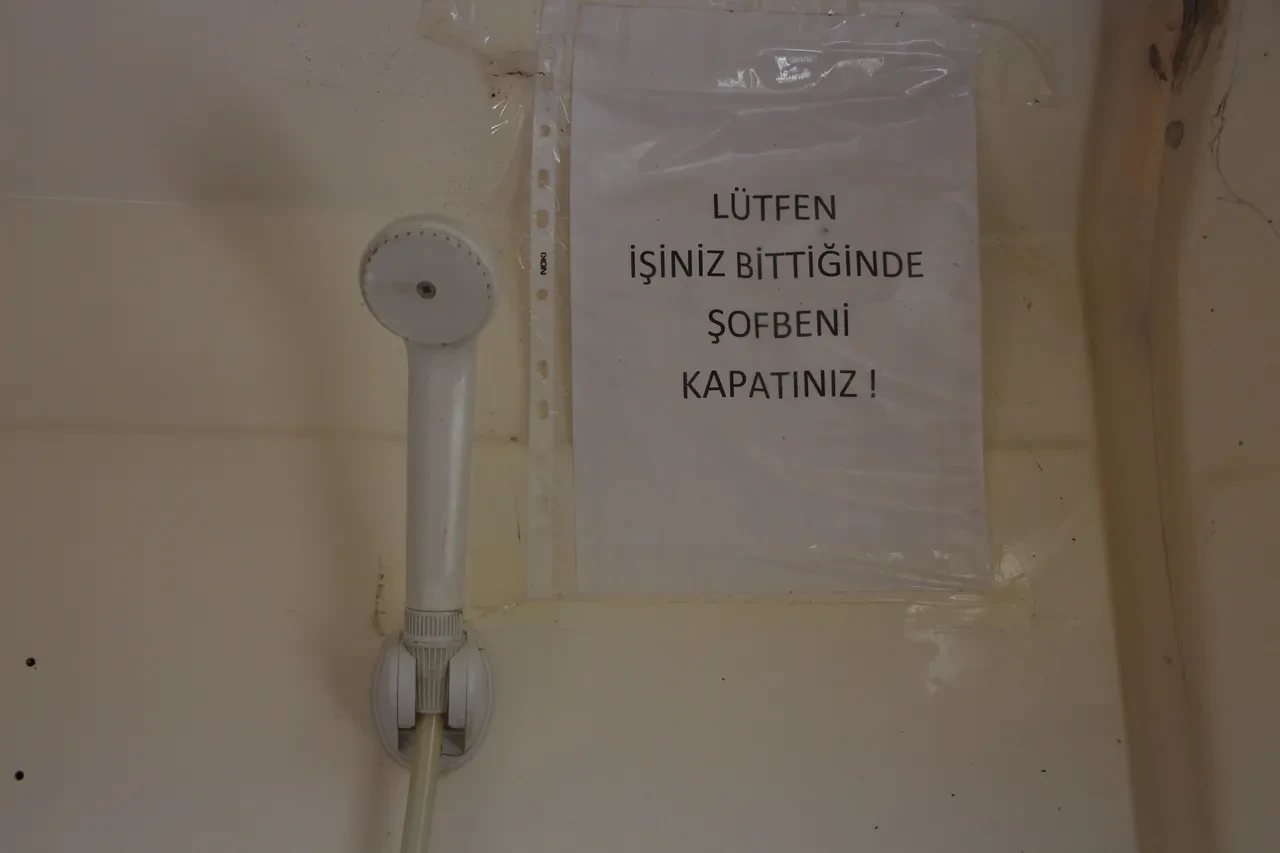 Akaryakıt istasyonunda ücretsiz sıcak duş! Yazıyı gören şaşırıp kalıyor 