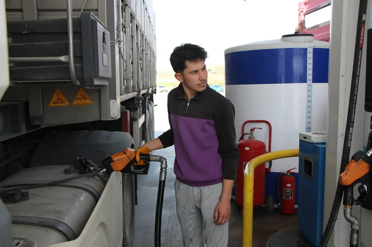 Akaryakıt istasyonunda ücretsiz sıcak duş! Yazıyı gören şaşırıp kalıyor 