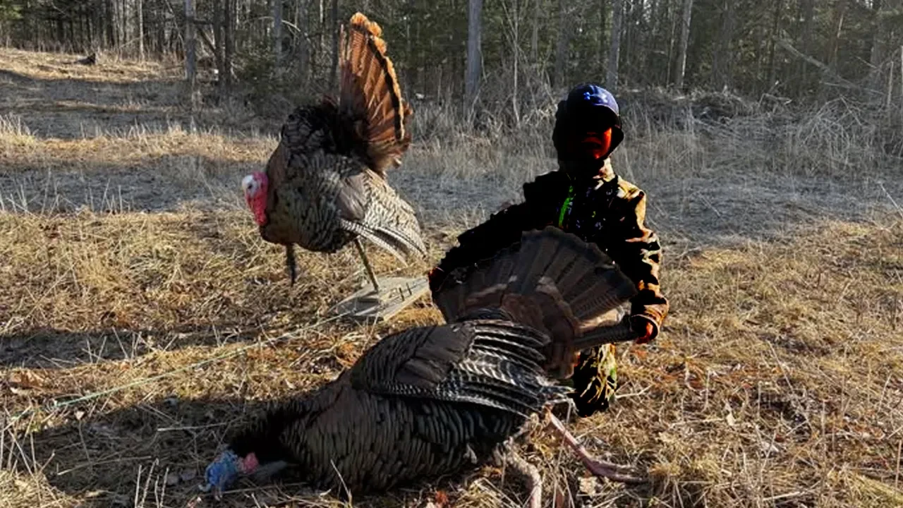 Akılalmaz etkinlik: Üç yaşındaki çocuk hindi zannettiği baba ve oğlunu silahla vurdu!