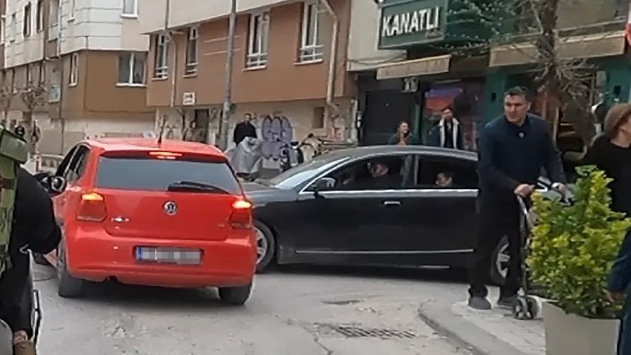 Ara sokaktan kontrolsüz çıktı, kazaya davetiye çıkardı: Saniye saniye kaydedildi