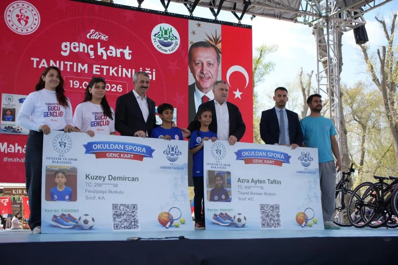 Bakan Bak’tan ailelere ‘sevgi’ çağrısı: 'Lütfen çocuklarınızla konuşun, çocuklarınıza sarılın'