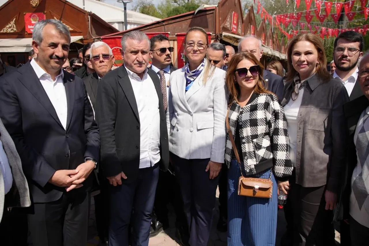 Bakan Bak’tan ailelere ‘sevgi’ çağrısı: 'Lütfen çocuklarınızla konuşun, çocuklarınıza sarılın'